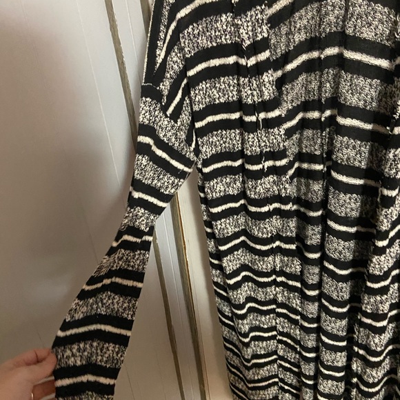 Black / White Duster - Picture 2 of 3